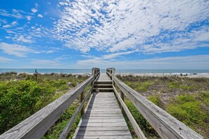 On the beach - Seaside Days B - Pet Friendly, Shared Pool (North Myrtle Beach)