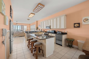 Refrigerador, microondas, horno, placa de cocina