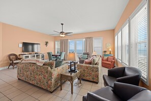 TV connectée, jeux vidéo, lecteur de DVD, baby-foot