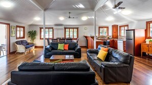 TV, Netflix, DVD player, streaming services - ISLAND ADVENTURE HOLIDAY HOUSE (Picnic Bay)
