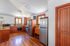Fridge, microwave, oven, stovetop - ISLAND ADVENTURE HOLIDAY HOUSE (Picnic Bay)