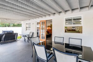 Outdoor dining - ISLAND ADVENTURE HOLIDAY HOUSE (Picnic Bay)