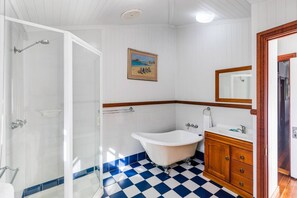 Bathtub, free toiletries