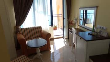 Suite estudio junior, balcón, vistas al mar | Zona de estar | Televisión de pantalla plana de 28 pulgadas con canales por satélite