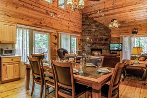 Dining - Cozy 5-Bedroom Cabin in Coosawattee River Resort w/ Hot Tub & Game Room (ellijay)