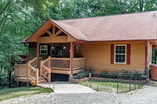 Jake's Hideaway ist Ihr gemütliches Refugium mit Kamin, Whirlpool, Billardtisch und WLAN