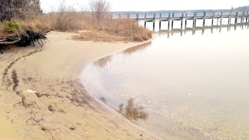 Sulla spiaggia, lettini da mare, teli da spiaggia