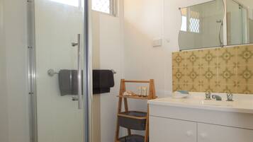 Ducha, secador de pelo y toallas