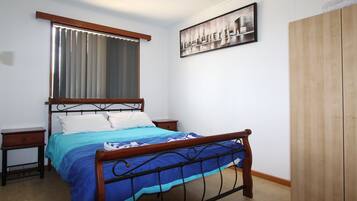 2 habitaciones, tabla de planchar con plancha y ropa de cama