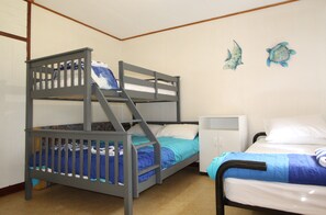 2 habitaciones, tabla de planchar con plancha y ropa de cama 