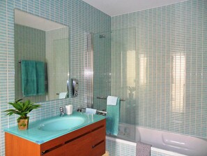 Shower, hair dryer, bidet, towels - R&R in the Algarve at Marina Village, Olhao (Olhão)