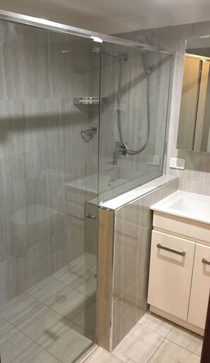 Dusche, Haartrockner, Handtücher, Seife