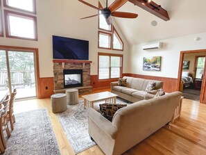 Smart TV, fireplace, stereo - Boulderview Lodge, near JFBB with private mountain views, hot tub, and fireplace (Lake Harmony)