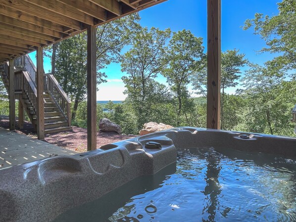 Outdoor spa tub - Boulderview Lodge, near JFBB with private mountain views, hot tub, and fireplace (Lake Harmony)