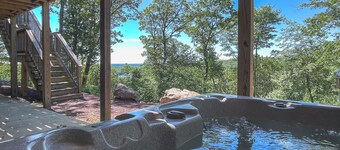 Boulderview Lodge, near JFBB with private mountain views, hot tub, and fireplace