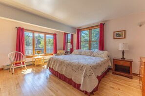 3 bedrooms, desk, iron/ironing board, free WiFi