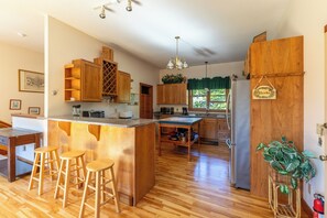 ثلاجة، ميكروويف، فرن، موقد طهي مسطح