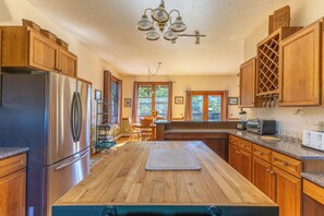 Fridge, microwave, oven, stovetop - BAR HARBOR WEEKLY RENTALS, IN TOWN HOMES  BORDERS ACADIA, MILLION DOLLAR VIEW (Bar Harbor)