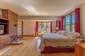 3 bedrooms, desk, iron/ironing board, free WiFi - BAR HARBOR WEEKLY RENTALS, IN TOWN HOMES  BORDERS ACADIA, MILLION DOLLAR VIEW (Bar Harbor)