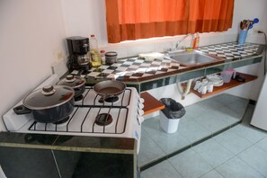 Kühlschrank, Herdplatte, Wasserkocher mit Kaffee-/Teezubehör, Toaster