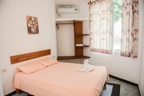 1 slaapkamer, een strijkplank/strijkijzer, gratis wifi, beddengoed