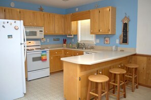 Kjøleskap, mikrobølgeovn, ovn og kokeplater