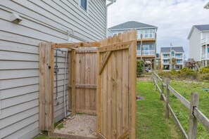 Property grounds - Fort Knox - Quaint 3 BR Home - Middle of the Island (Surf City)