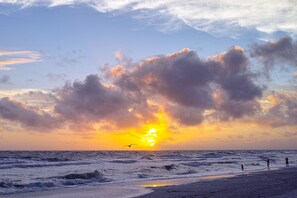 Am Strand, Liegestühle, Sonnenschirme, Strandtücher
