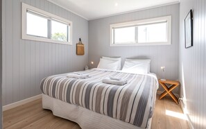 2 عدّة غرف نوم ومكواة/لوح كي وواي فاي مجانًا وملاءات أسرّة