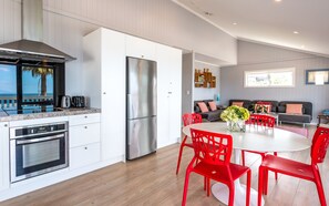 Réfrigérateur, four à micro-ondes, un four, surface de cuisson