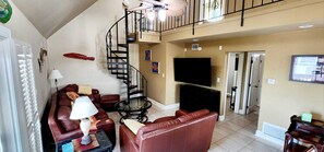 Una Smart TV, un reproductor de DVD, libros