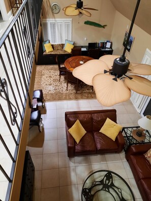 Smart TV, DVD player, livros