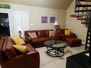 Smart TV, DVD player, livros