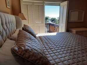 3 soverom, skrivebord, strykejern/-brett og reiseseng for barn