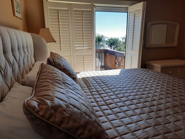 3 slaapkamers, een bureau, een strijkplank/strijkijzer, reisbedje