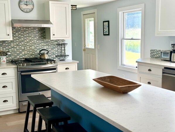 Fridge, microwave, oven, stovetop - Spruce Hill Farm - 1850 Farmhouse on 50 Acres - Minutes to Mt Snow!! (Wilmington)