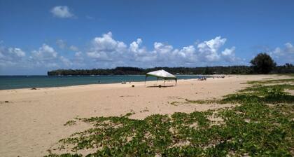 Old Style beach house on Hanalei Bay;stunning mountain view, ocean breezes