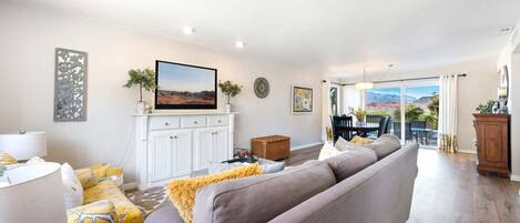 Smart-tv en een tafeltennistafel