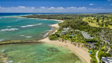 在海滩、沙滩椅、海滩遮阳伞、沙滩毛巾