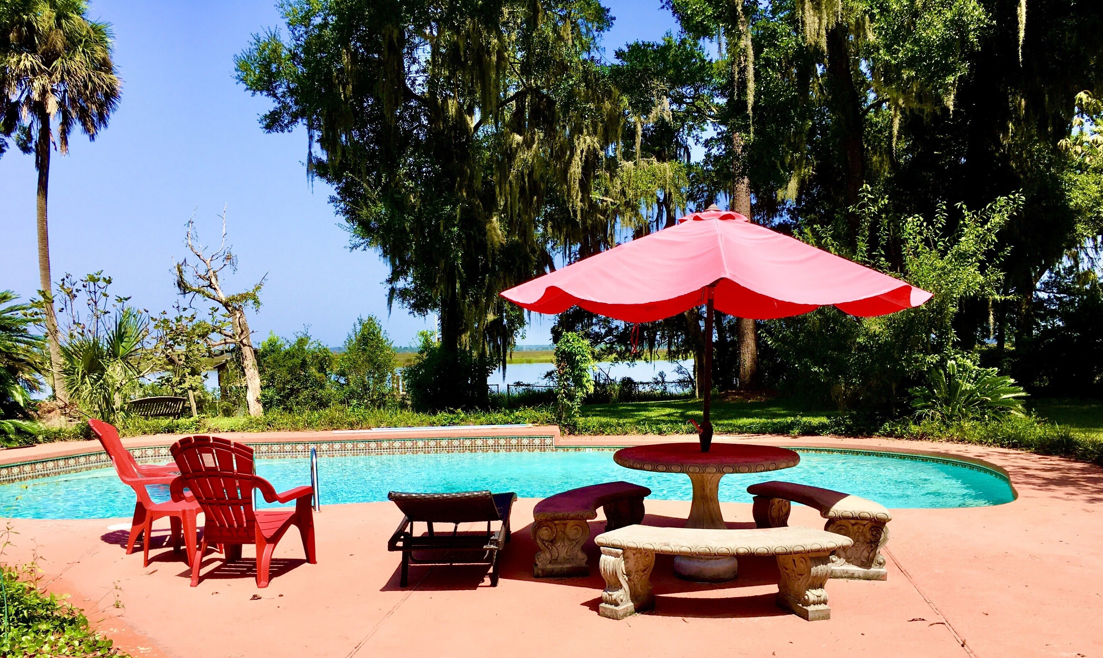 Private Bed & Bath hosted by psychicmediumtree, I-95,airport, quiet beaches.