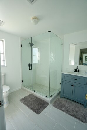 Combined shower/tub, hair dryer, towels, soap - Ocean Side Waterfront Exclusive Affordable Home - Pool , Tennis, Fishing & Golf (Marathon)