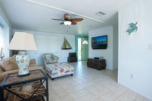 Flatskjerm-TV, DVD-spiller, bøker og stereoanlegg