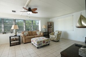 Flatscreentelevisie, een dvd-speler, boeken en een stereo