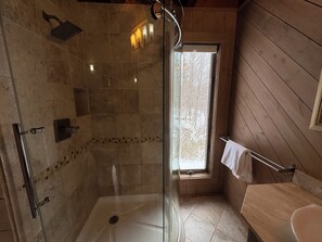 Badewanne, Handtücher, Seife, Toilettenpapier