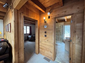 5 soverom, skrivebord, wi-fi (inkludert) og sengetøy