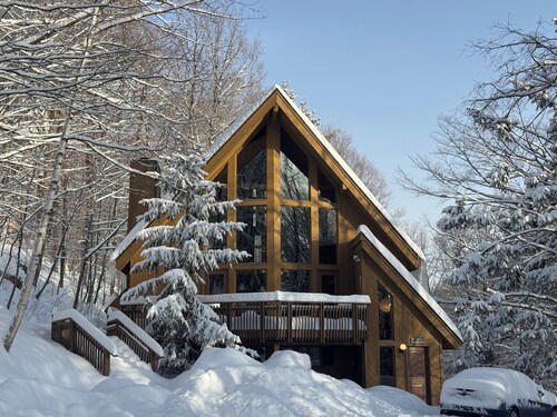 Ski-in Ski-out Killington Chalet on Great Eastern Trail, Huge Loft + 4 Bedrooms