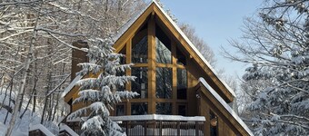 Ski-in Ski-out Killington Chalet on Great Eastern Trail, Huge Loft + 4 Bedrooms