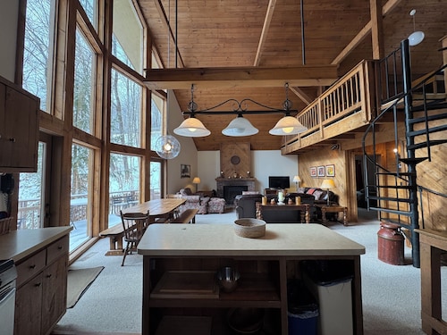 Ski-in Ski-out Killington Chalet on Great Eastern Trail, Huge Loft + 4 Bedrooms