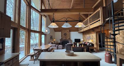 Ski-in Ski-out Killington Chalet on Great Eastern Trail, Huge Loft + 4 Bedrooms