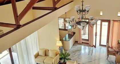 Luxurious & spacious comfort in the middle of city & traditional Bali